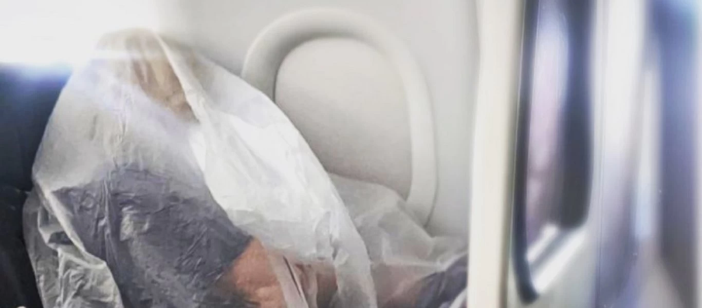 Η παράνοια του κορωνοϊού: Μπήκε μέσα σε... σακούλα για να προστατευτεί (φώτο)